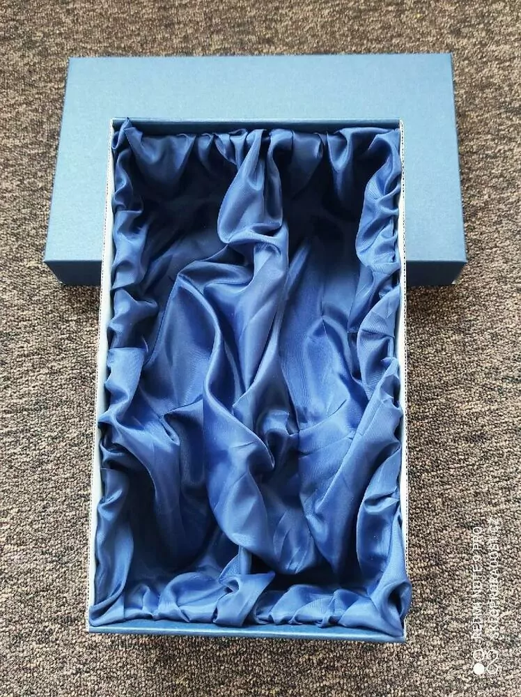 box.blue.2.sekt. - dárková krabička modře vypolstrovaná na 2 šampusky