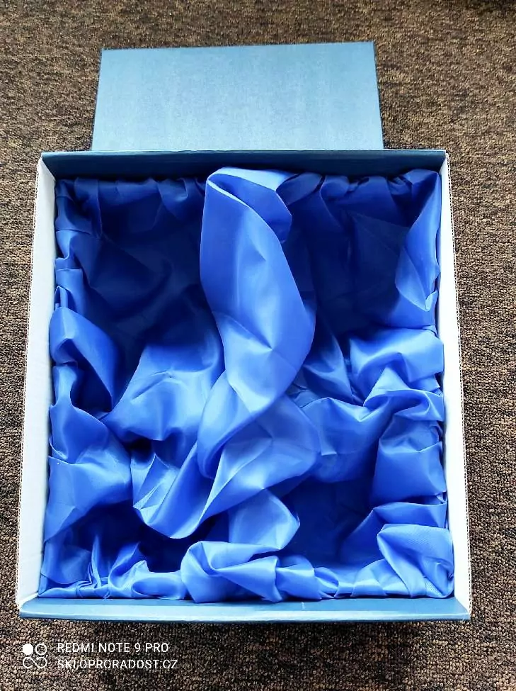 box.blue.2.bal. - krabička modře vypolstrovaná, na 2 vinné sklenice ,balóny