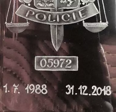 DEKOR SLUŽEBNÍ ČÍSLO S DATUMY NÁSTUPU A ODCHODU OD POLICIE ( KRIMINÁLNÍ... ) NA SKLO BEZ ALKOHOLU