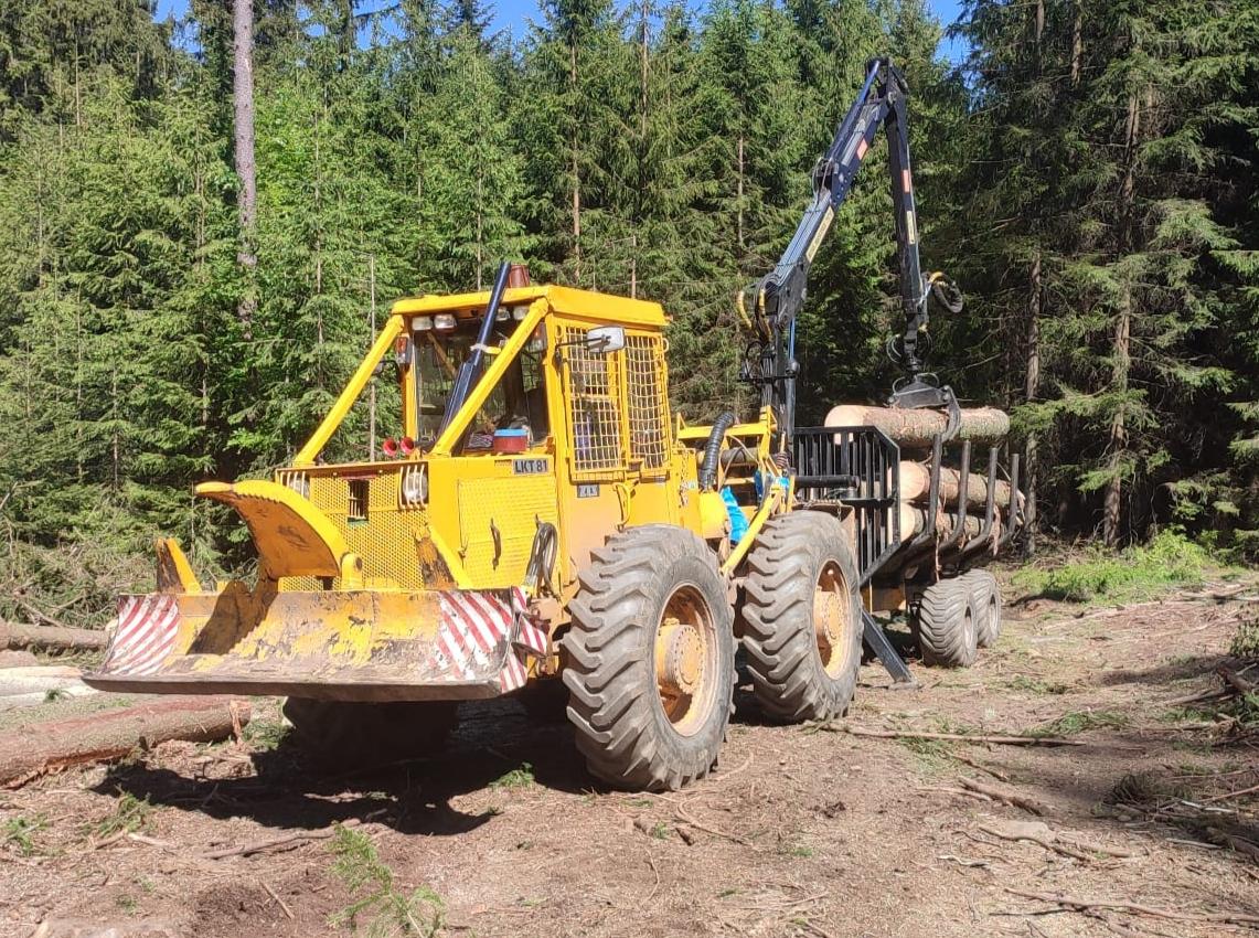 DEKOR LESNÍ TRAKTOR LKT 81T LAKATOŠ