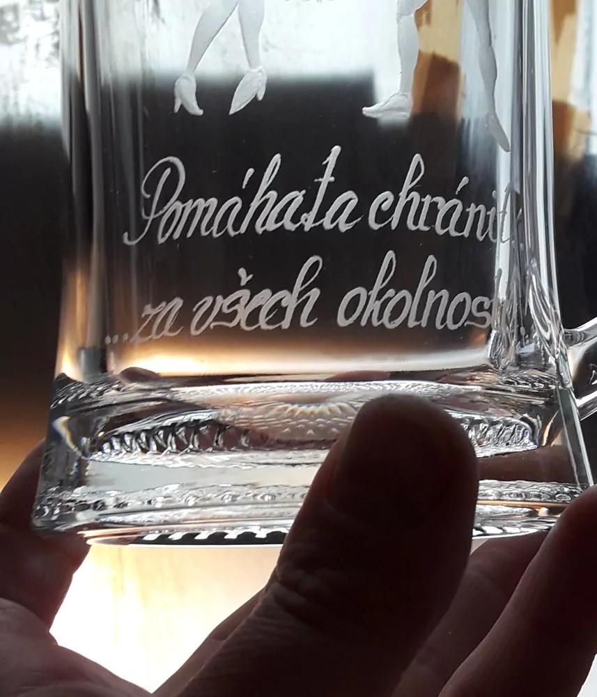 Dárek pro policistu.14a. půllitr ted. pomáhat a chránit.