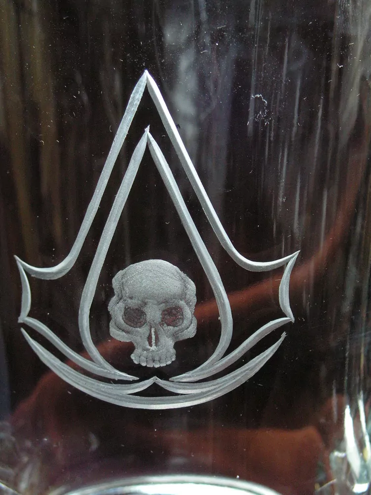 Assassin´s creed logo LEBKA NA PŮLLITRU IKD