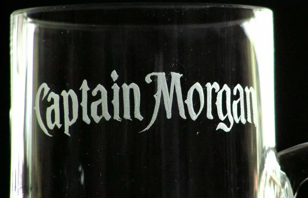 DEKOR CAPITAIN MORGAN b) včetně nápisu