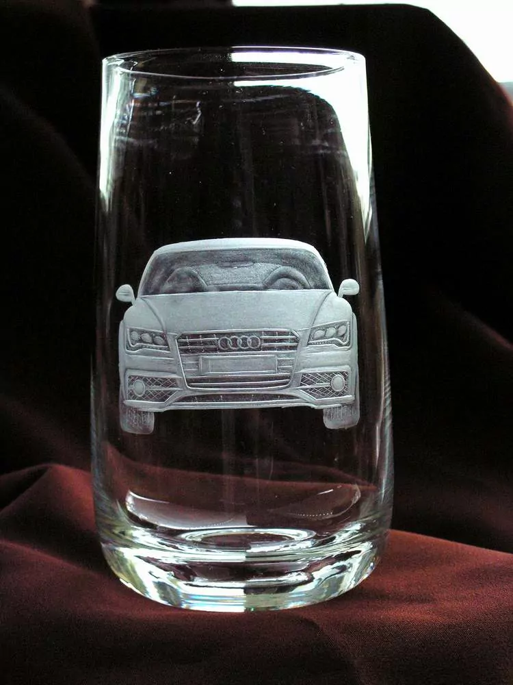 DEKOR, AUDI Q7 NA SKLENICE A PŮLLITRY