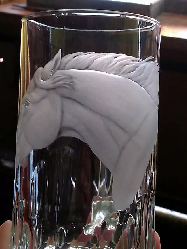 VYRYTÁ Hlava koně 013, TŘETINKA Tudor 0,3l krýgl