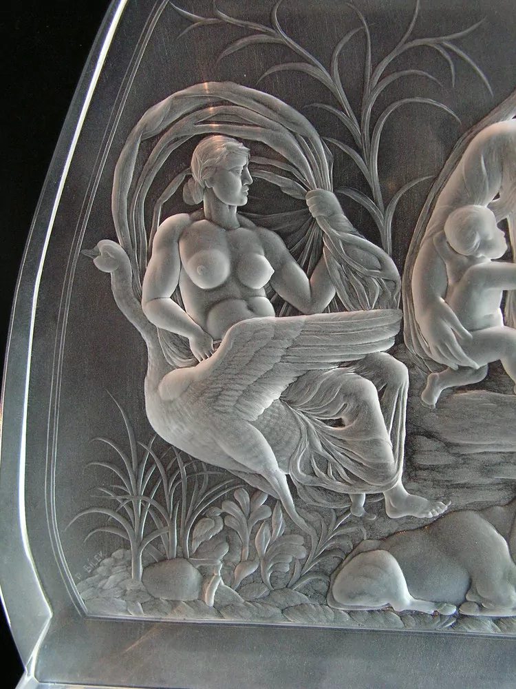 Ara Pacis Augustae ožívá ve skle – originální rytina inspirovaná Venuší z oltáře míru