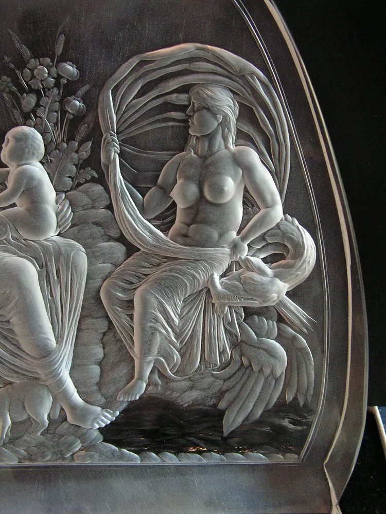 Ara Pacis Augustae ožívá ve skle – originální rytina inspirovaná Venuší z oltáře míru