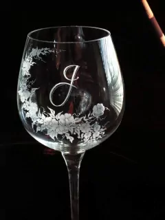DEKOR MONOGRAM vz0921.l, svaqtební KVĚTINOVÁ STUHA-SPIRÁLA -pravá-na ČÍŠI vč. monogramu