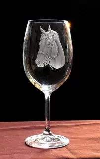 HLAVA KONĚ 060 NA SKLENICI NA VÍNO 450ML