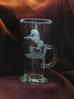 Rytý kůň 05b- varná sklenice na čaj, kafe, LATTE01, 260ml
