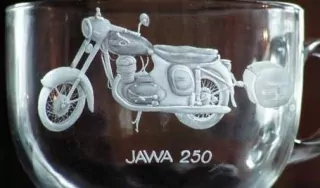 DEKOR Motocykl JAWA 250 S PÁVÍKEM