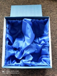 box.blue.2.bal. - krabička modře vypolstrovaná, na 2 vinné sklenice ,balóny