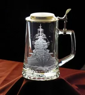 NĚMECKÁ BITEVNÍ LOĎ, KŘIŽNÍK BISMARCK 01. NA PŮLLITRU KRÝGL PŮLLITR S CÍNOVÝM VÍKEM 0,4L