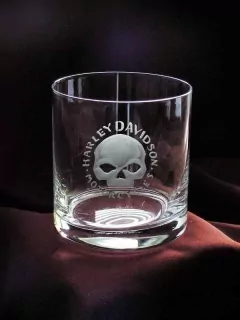 LEBKA HARLEY DAVIDSON NA SKLENICI NA WHISKY A RUM