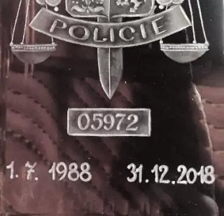 DEKOR SLUŽEBNÍ ČÍSLO S DATUMY NÁSTUPU A ODCHODU OD POLICIE ( KRIMINÁLNÍ... ) NA SKLO BEZ ALKOHOLU