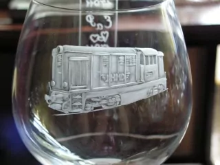 VINNÁ SKLENICE 385ml, MOTOROVÁ LOKOMOTIVA T 748 Rumun FAUR