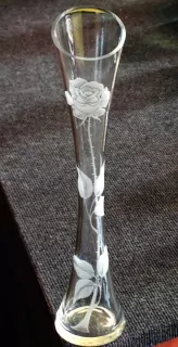 ŠTÍHLÁ VÁZA RYTÝ STONEK RŮŽE