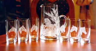 RYTÝ KŮŇ V PŘÍRODĚ NA DŽBÁNU A 6x HLAVA KONĚ SKLENICE NA VODU, PIVO...